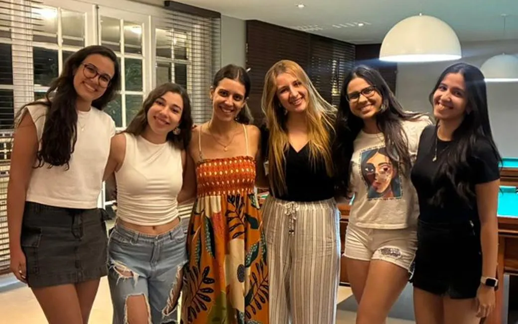 Integrantes da LANC reunidas e sorrindo para a foto.
