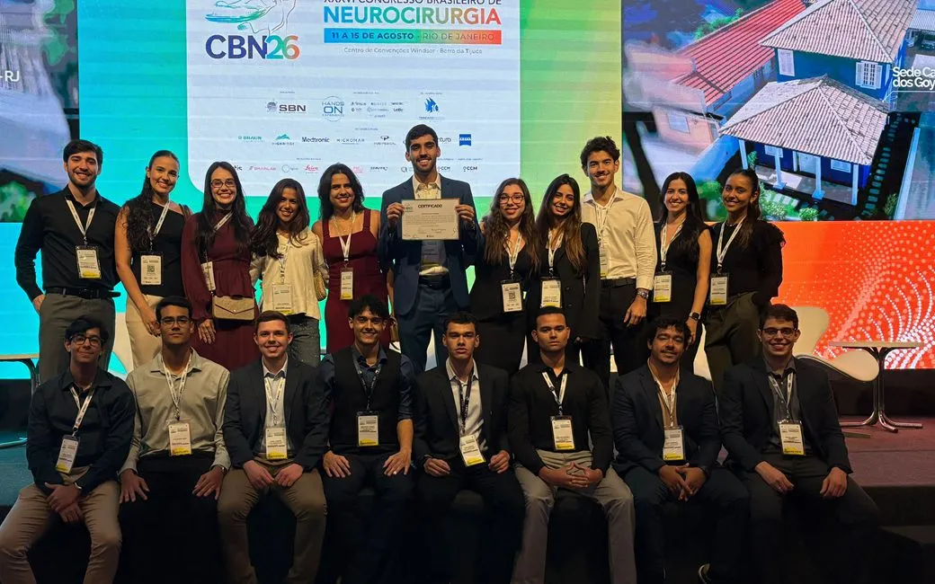 Ligantes da LANC reunidos no palco do XXXVI Congresso Brasileiro de Neurocirurgia.