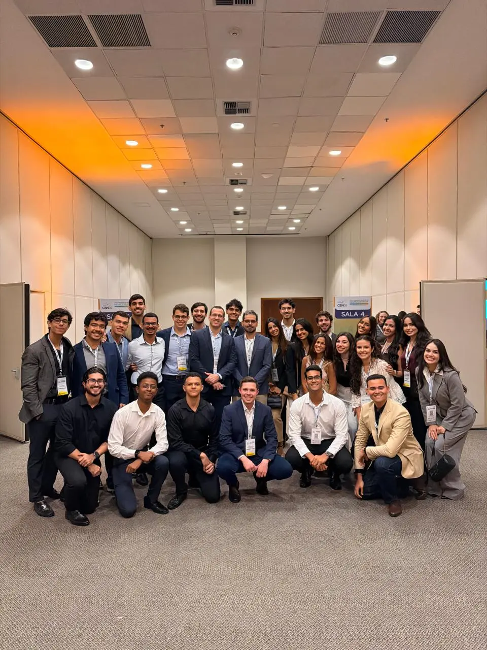 Ligantes da LANC reunidos no XXXVI Congresso Brasileiro de Neurocirurgia, diante da sala 4.